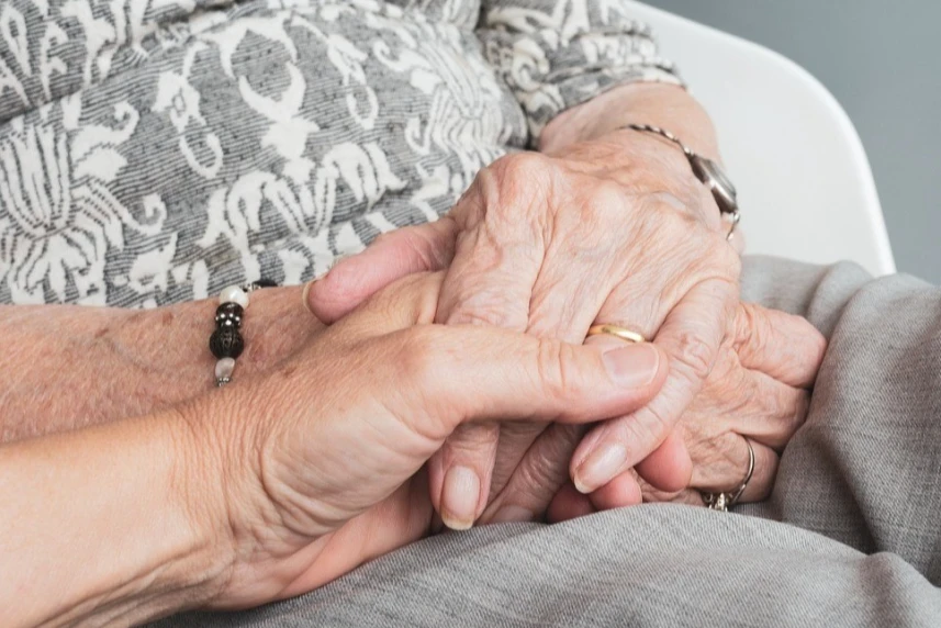 Splecione dłonie dwóch starszych osób Splecione dłonie dwóch starszych osób