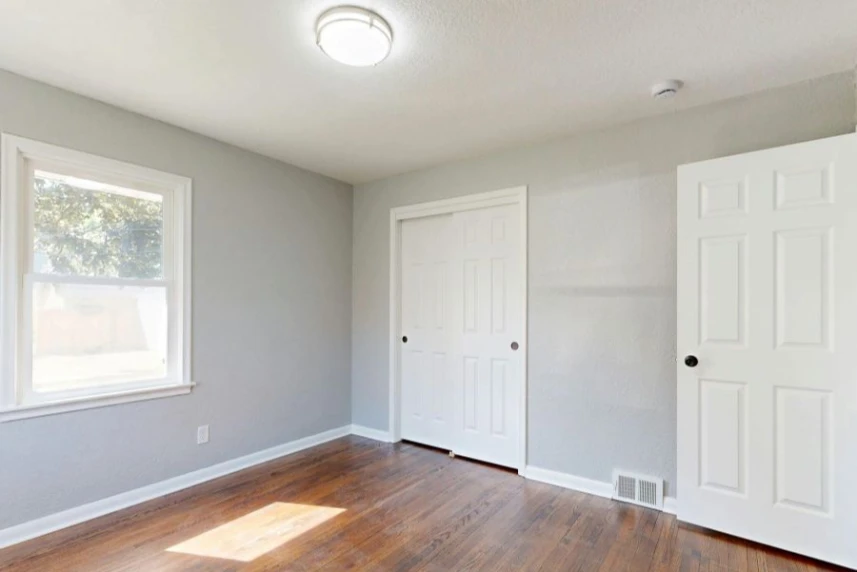 Pokój mieszkalny. W tle okno i drzwi. Pokój mieszkalny. W tle okno i drzwi.