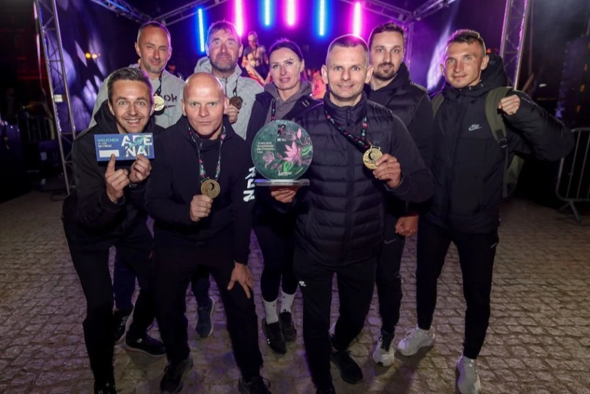 Grupa biegaczy prezentująca medale