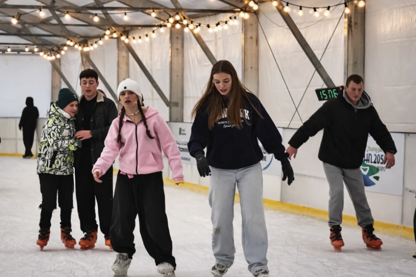 Grupa łyżwiarzy na Lodowisku przy Arenie. Grupa łyżwiarzy na Lodowisku przy Arenie.