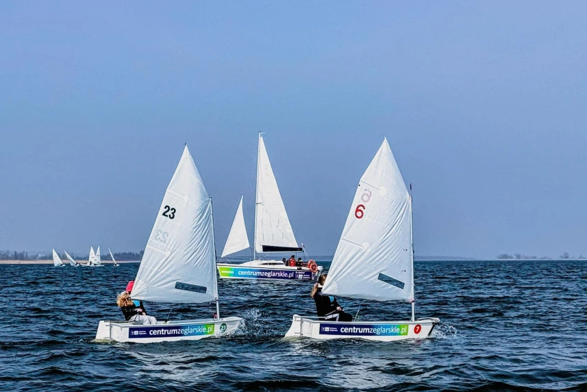 Żaglówki z białymi żaglami na  Jeziorze Dąbie.