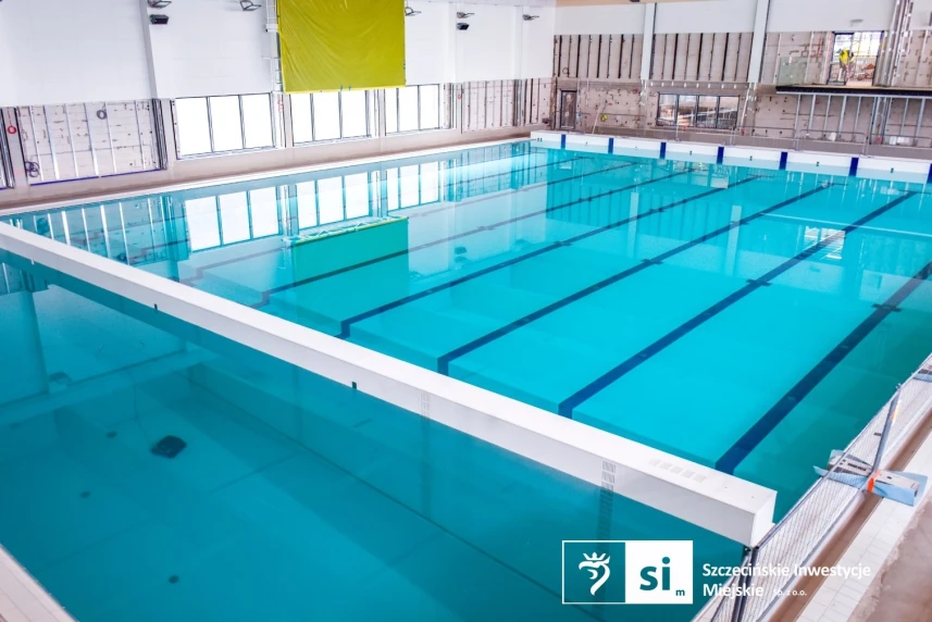 Niecka nowego, 30-metrowego basenu została po raz pierwszy napełniona wodą.