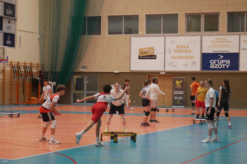 zmagania zawodników i zawodniczek w roundnet. zmagania zawodników i zawodniczek w roundnet.