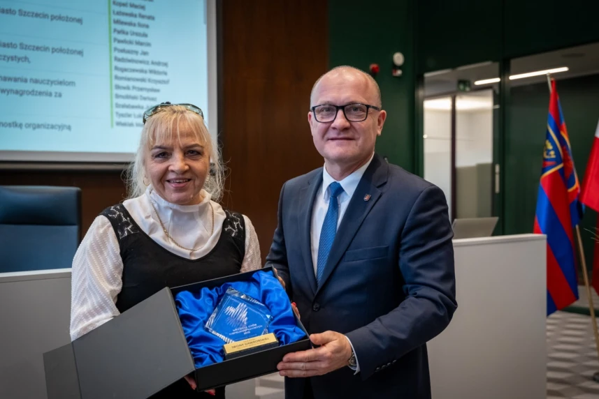 Opiekunka trzymająca za rękę starszego człowieka Opiekunka trzymająca za rękę starszego człowieka