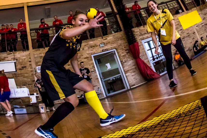 Dwie zawodniczki grające w Roundnet.