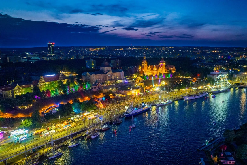 Widok z lotu ptaka na szczecińskie bulwary wieczorową porą.