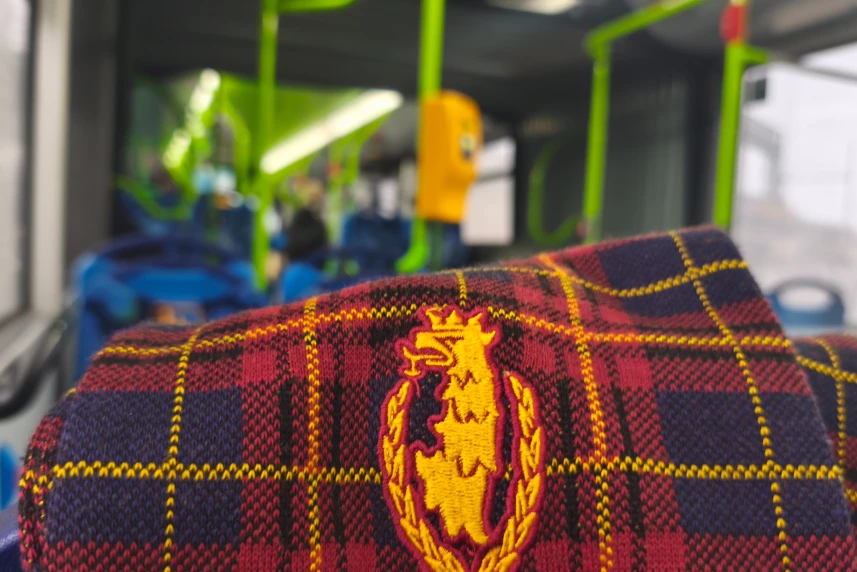 Szalik Pogoni Szczecin na oparciu siedzenia w autobusie. Szalik Pogoni Szczecin na oparciu siedzenia w autobusie.