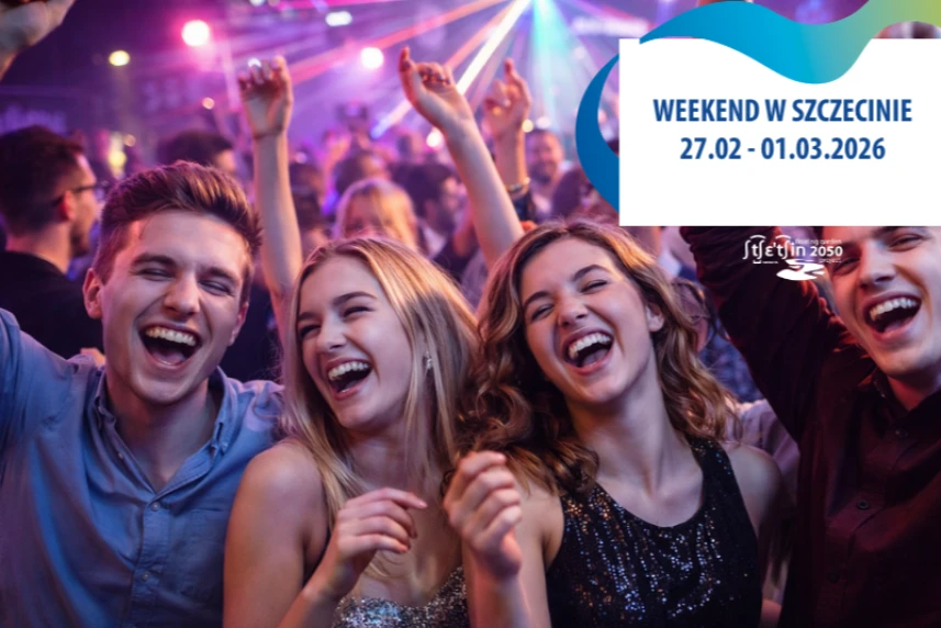 Grupa rozbawionych młodych ludzi