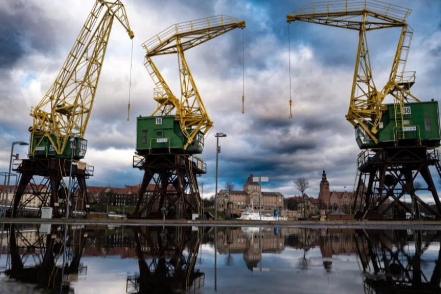 Trzy żurawie portowe na tle Wałów Chrobrego w Szczecinie. Trzy żurawie portowe na tle Wałów Chrobrego w Szczecinie.