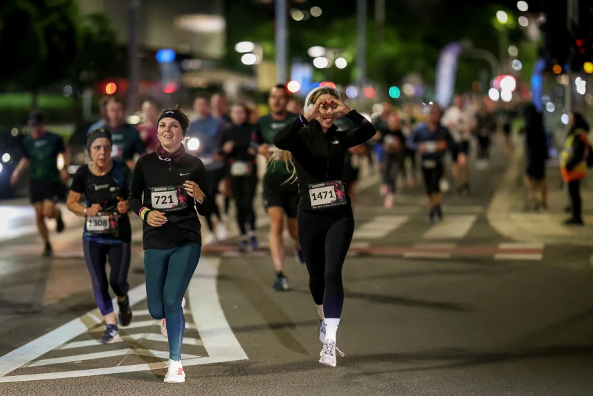 Grupa biegaczy w czasie nocnych zawodów. Grupa biegaczy w czasie nocnych zawodów.