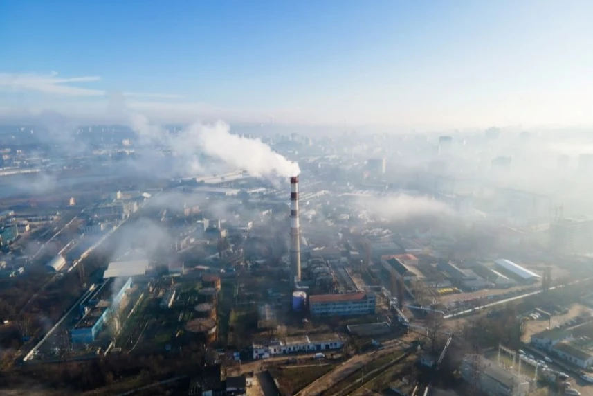 W centralnym miejscu zdjęcia znajduje się dymiący komin.