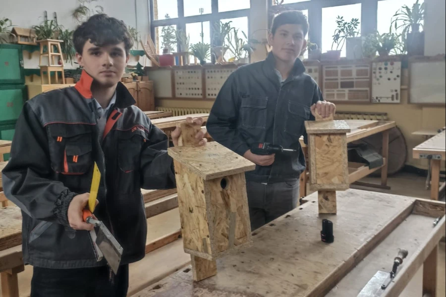 W ramach projektu uczniowie zbudowali już 44 budki lęgowe.