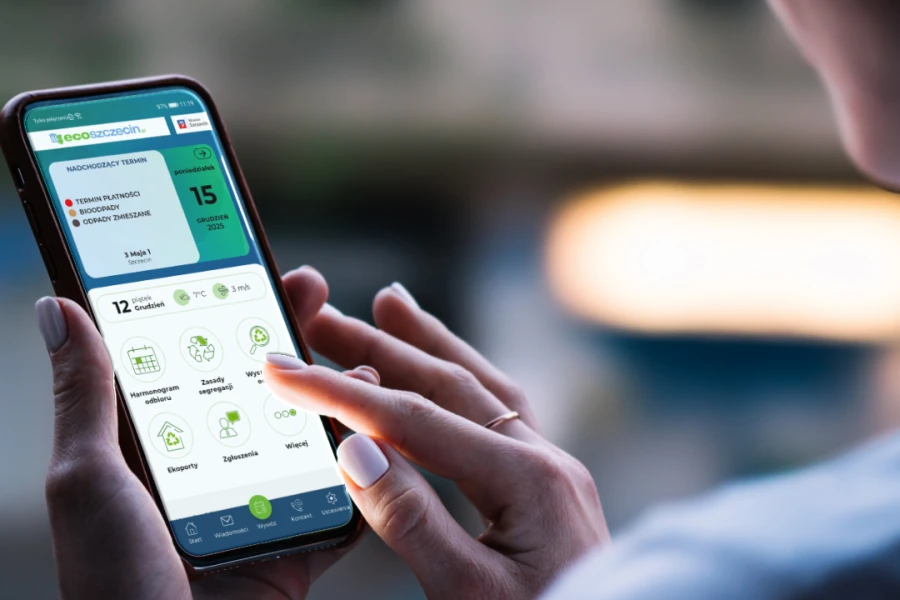 Smartfon trzymany w dłoniach kobiety