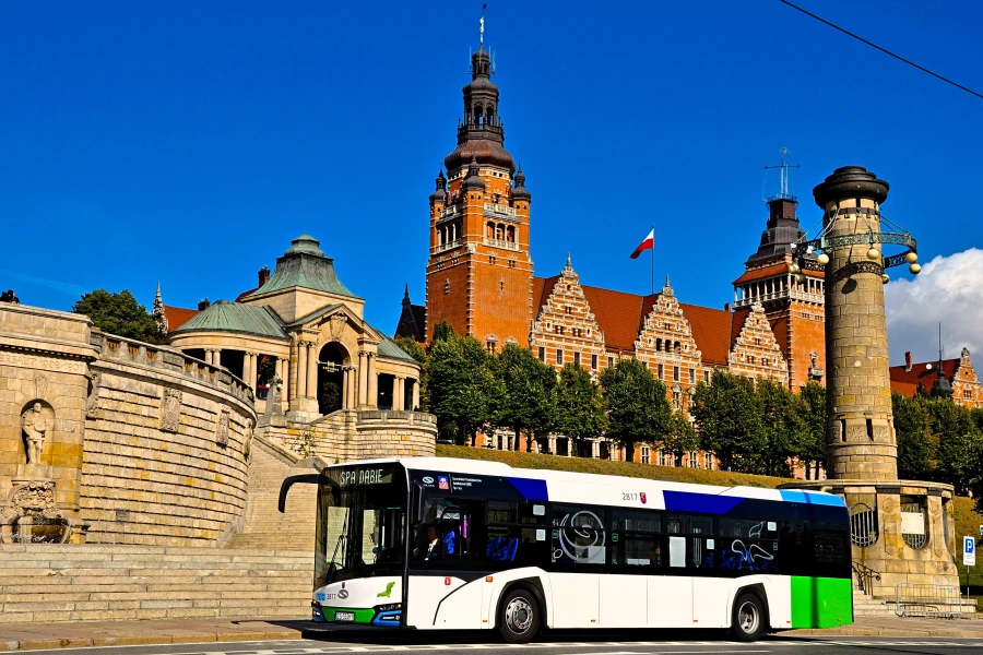 Nowy autobus na tle Wałów Chrobrego w Szczecinie.