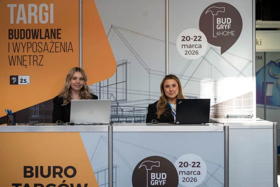 Dwie młode kobiety siedzące w biurze targów.