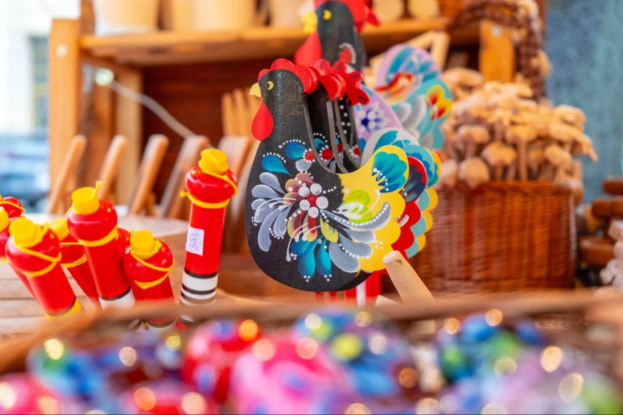 Stoisko  wyrobami z drewna na szczecińskim jarmarku wielkanocnym