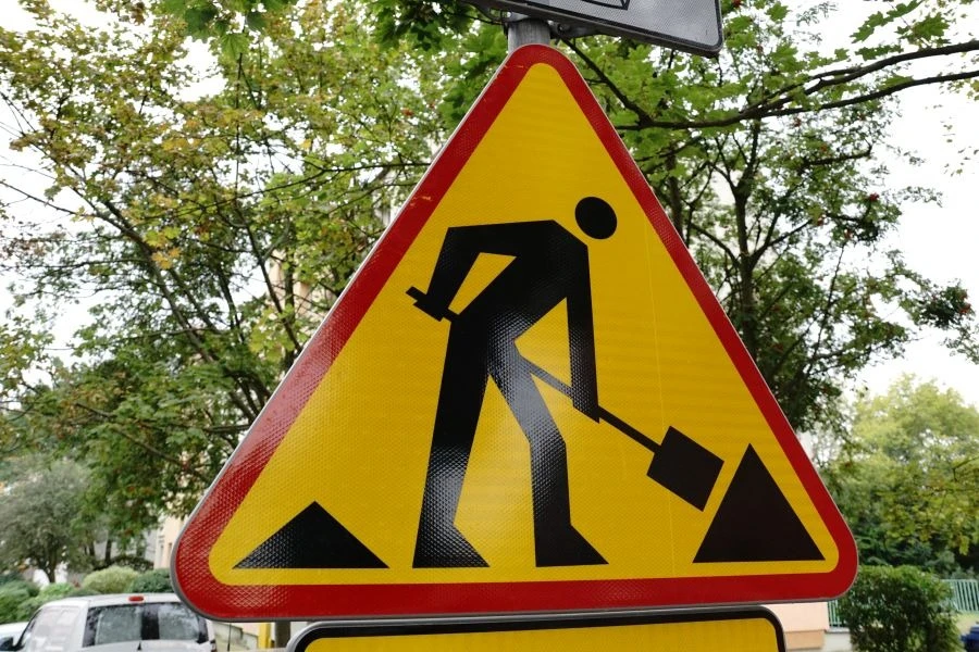Znak drogowy. Uwaga, roboty drogowe.