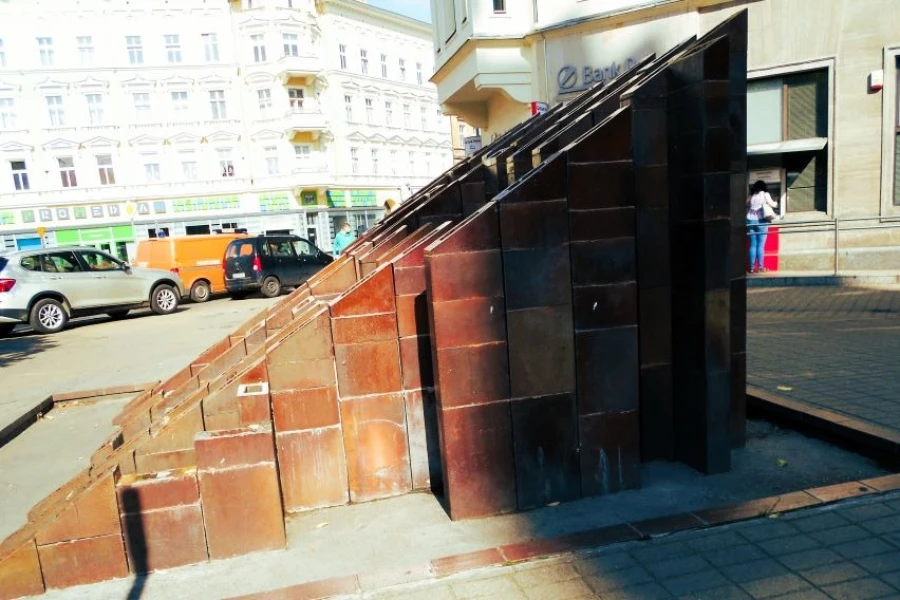 Rzeźba - fontanna Labirynt w Szczecinie.