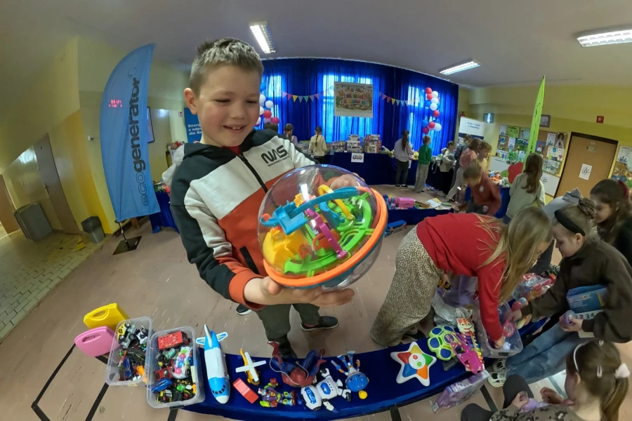 Grupa dzieci z zabawkami