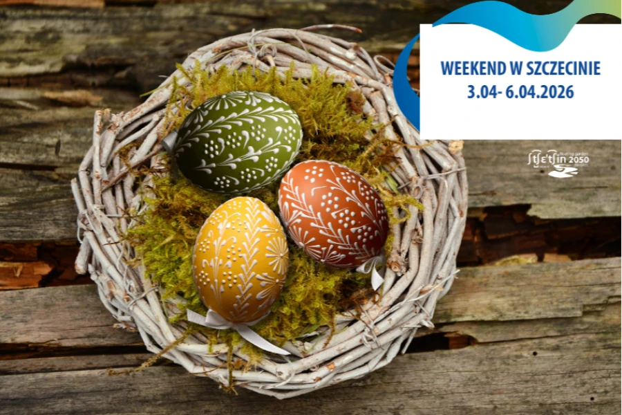 Trzykolorowe pisanki w koszyku