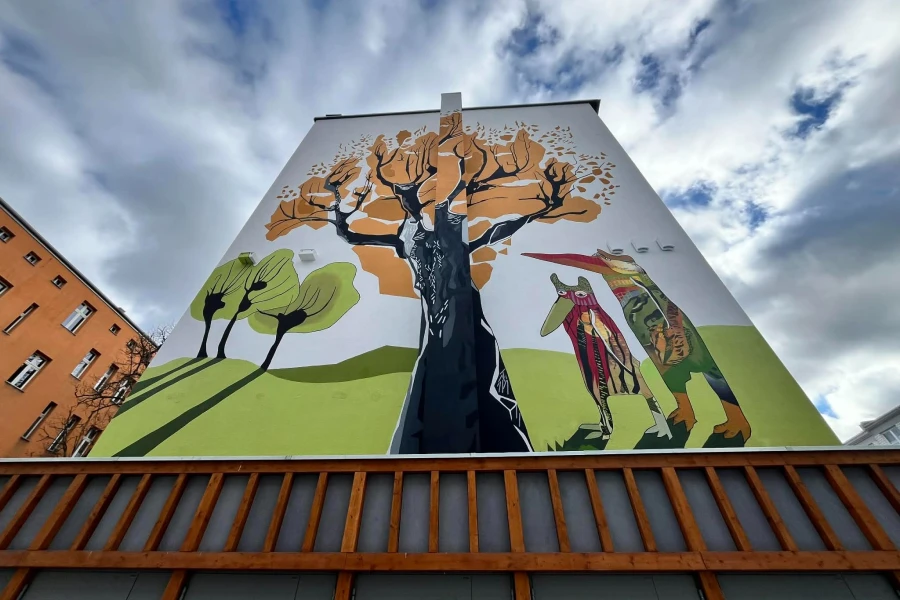 Mural na ścianie budynku mieszkalnego.