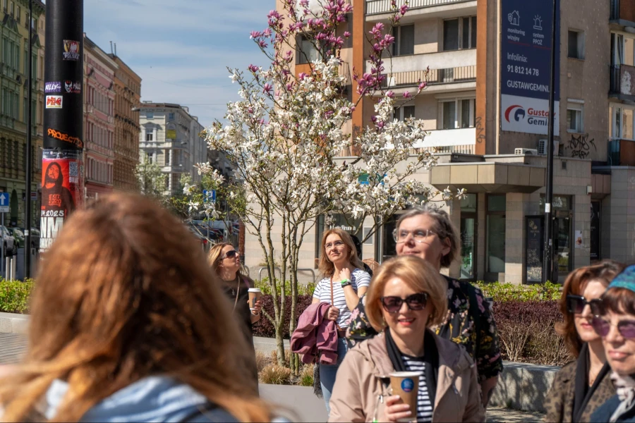 Grupa ludzi na tle magnolii Grupa ludzi na tle magnolii