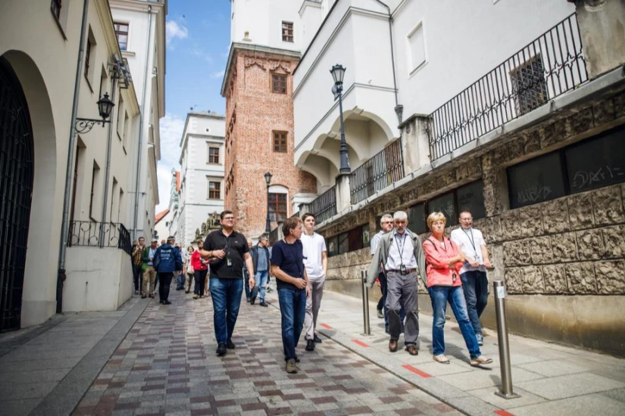 Grupa turystów spacerujących przy Zamku Książąt Pomorskich. Grupa turystów spacerujących przy Zamku Książąt Pomorskich.