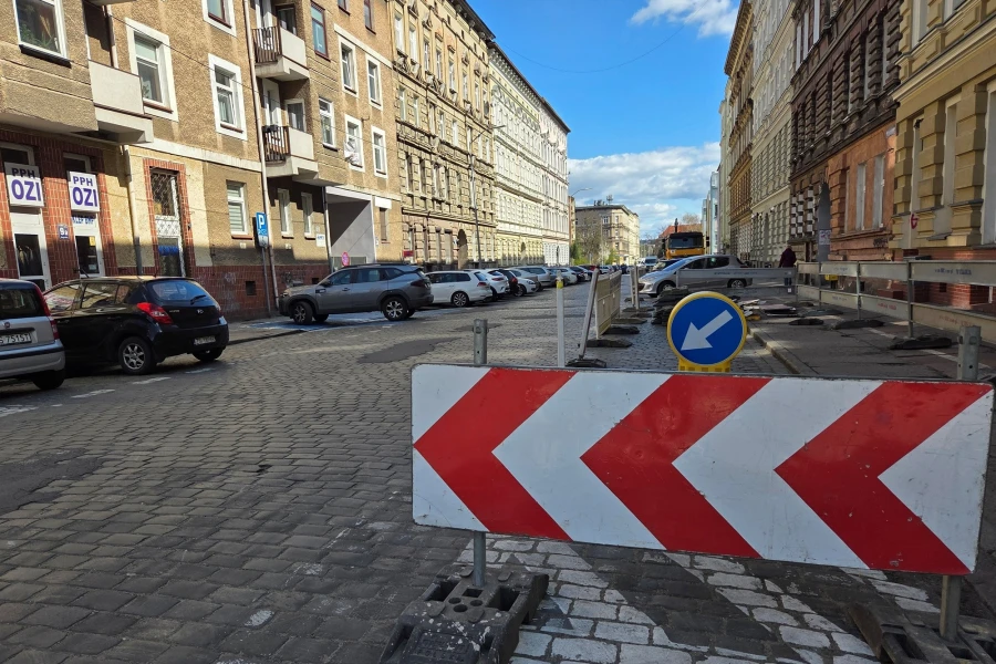 Znak drogowy informujący o obowiązującym objeździe.