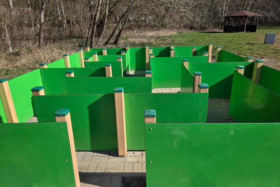 Dwa leśne wybiegi dla psów zostały wyposażone w nowe urządzenia .