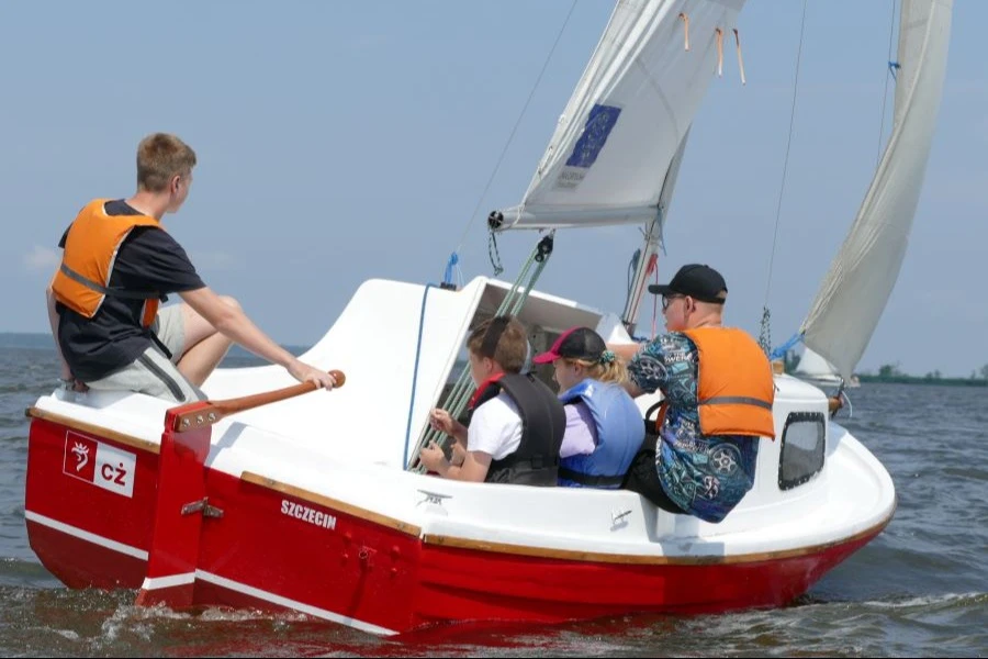 Młodzi żeglarze na czerwonej łódce, Młodzi żeglarze na czerwonej łódce,