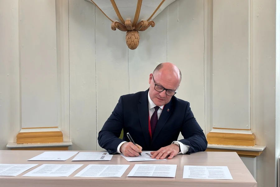 Piotr Krzystek, prezydent Szczecina w trakcie podpisywania porozumienia o współpracy „Obszar przyszłości Berlin >< Szczecin”.