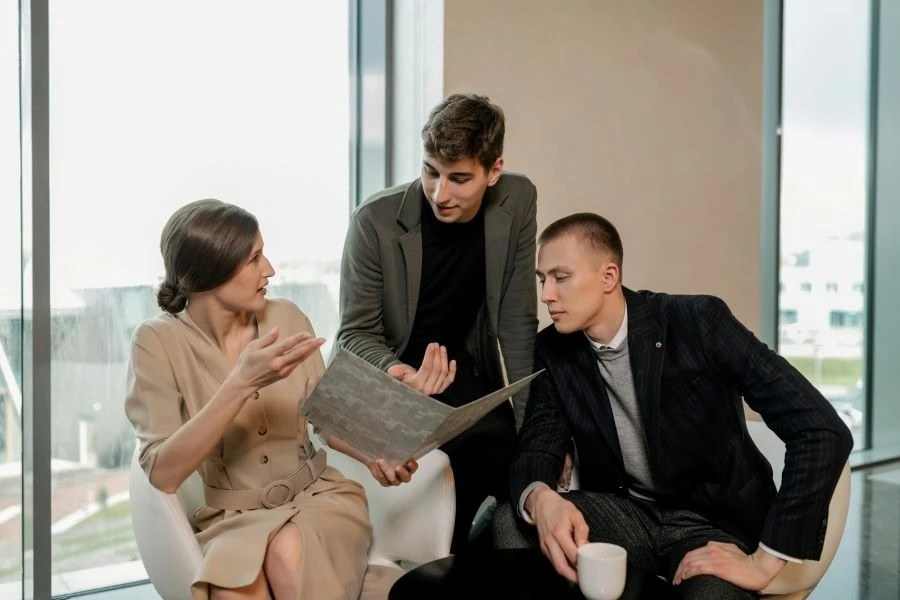 Mała grupa ludzi w trakcie dyskusji.