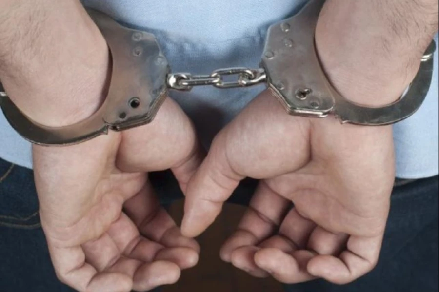 Kajdanki założone na ręce.