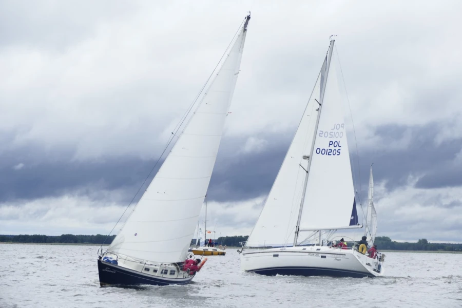 Dwa jachty na akwenie wodnym.