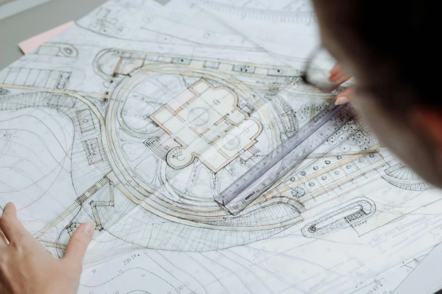 Osoba analizująca rysunek techniczny.