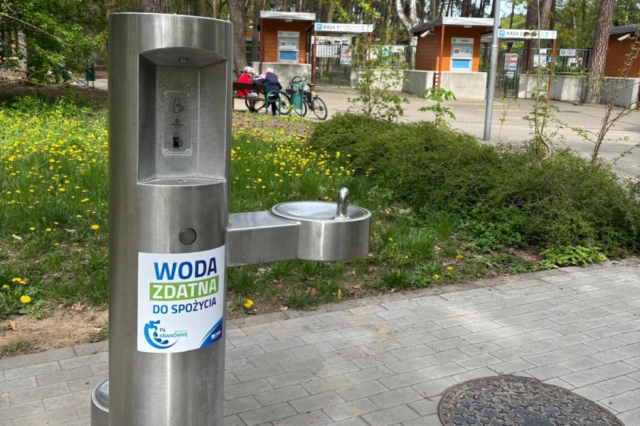 Miejskie poidełko z pitną wodą.