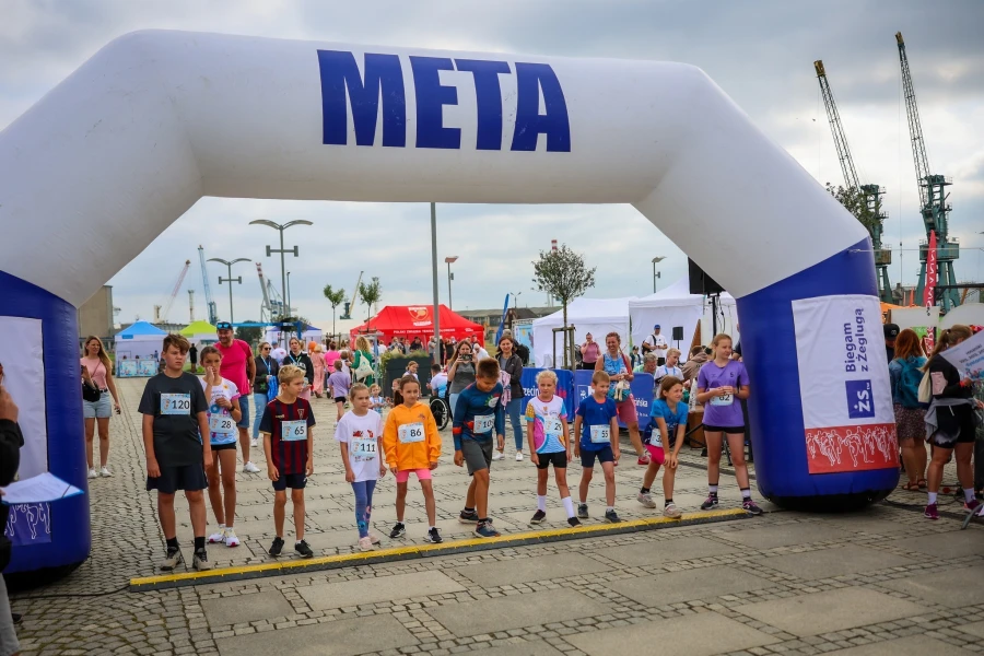 Grupa biegaczy na starcie biegu.