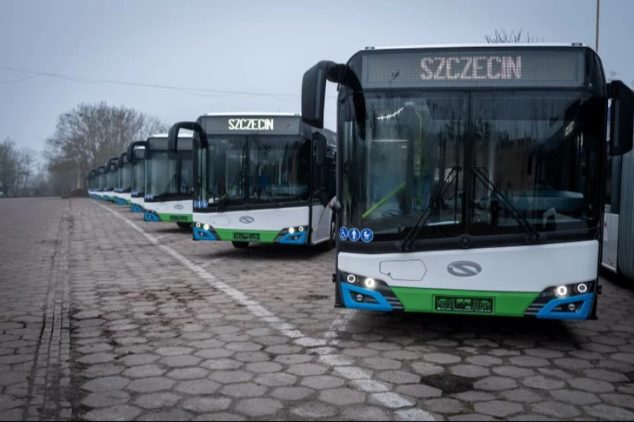 Nowe autobusy elektryczne na parkingu zajedni.