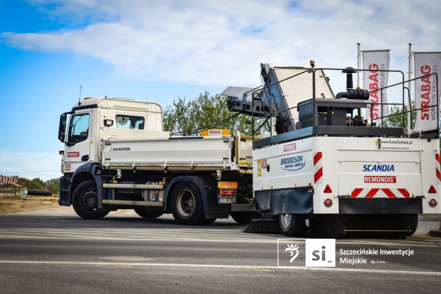 Wykonawca inwestycji zwiększył częstotliwość prac porządkowych w okolicy wyjazdów z placu budowy.