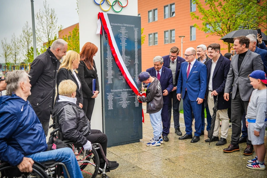 Odsłonięcie tablicy z nazwiskami szczecińskich medalistów Igrzysk Olimpijskich i Paraolimpijskich