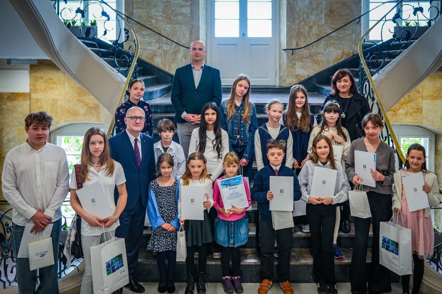 Laureaci konkursu plastycznego „Artystyczna podróż po Skandynawii”.