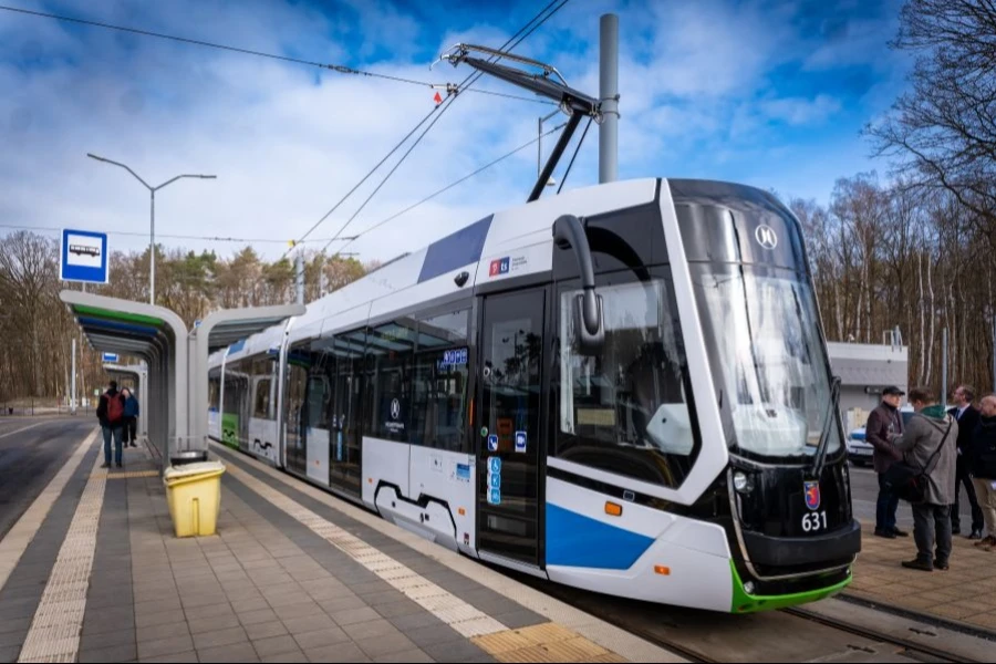 Tramwaj Gamma na przystanku w Szczecinie
