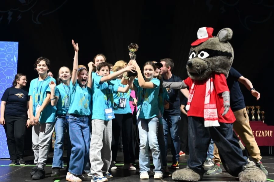 Grupa uczniów z klasy 5  z pucharem