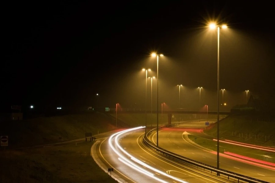 Miasto nocą - lampy uliczne