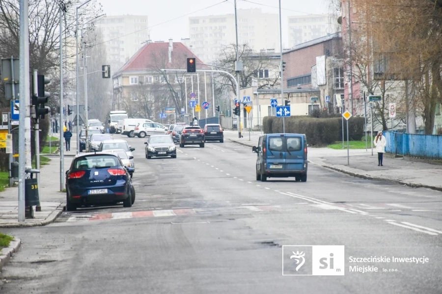 Ruch samochodowy na ulicy Emilii Plater w Szczecinie