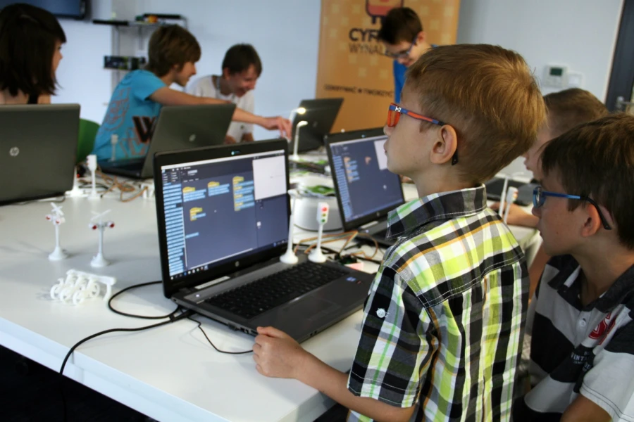 Dzieci pracujące przy laptopach.