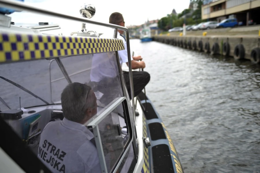 Strażnicy miejscy na łodzi patrolowej Strażnicy miejscy na łodzi patrolowej