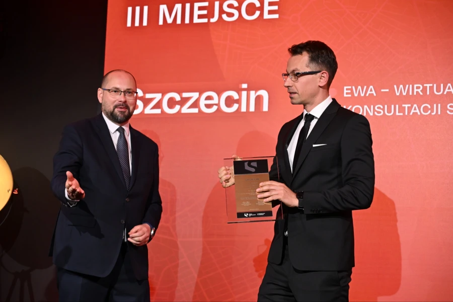 Odebranie nagrody "Innowacyjny samorząd" przez Adama Morawskiego