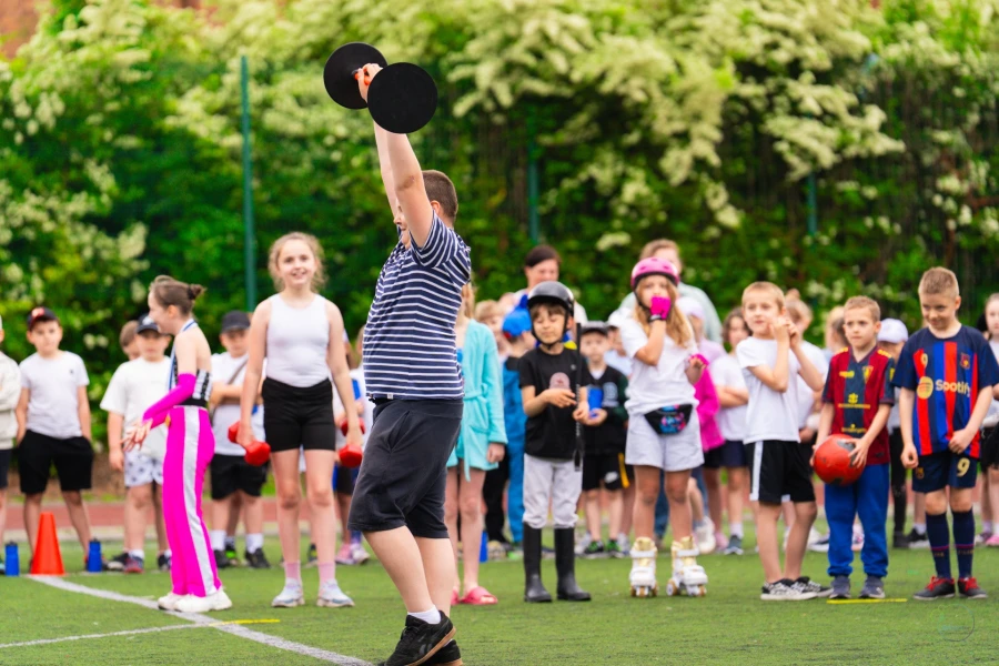 Grupa dzieci na boisku sportowym. Grupa dzieci na boisku sportowym.