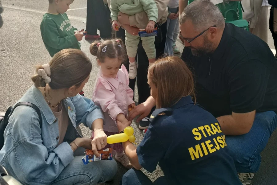 Dzień Dziecka. Strażnicy miejscy bawili się z najmłodszymi mieszkańcami